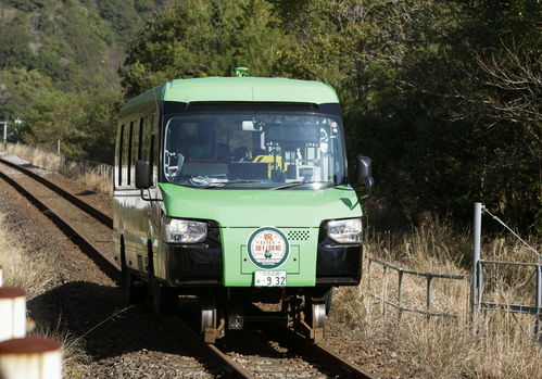 日本双模式汽车投入运营 可在公路 铁轨上行驶